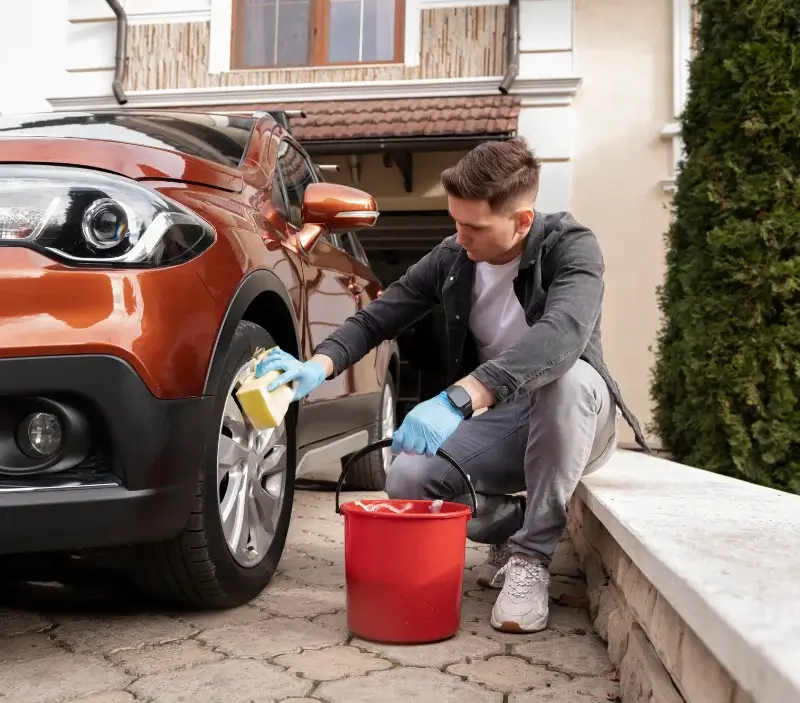 Lavage auto à domicile Lignières-Orgères : professionnel intervenant sur un véhicule